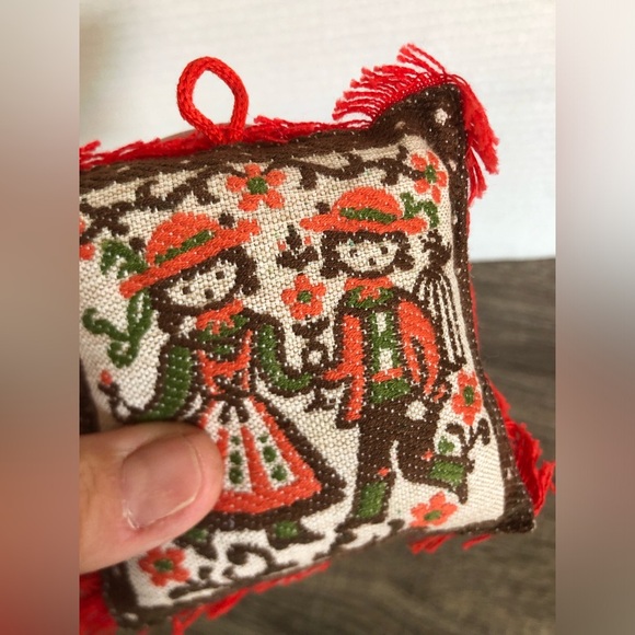 Vtg Scandinavian Folk Art Embroidered Pin Cushion - Picture 5 of 10